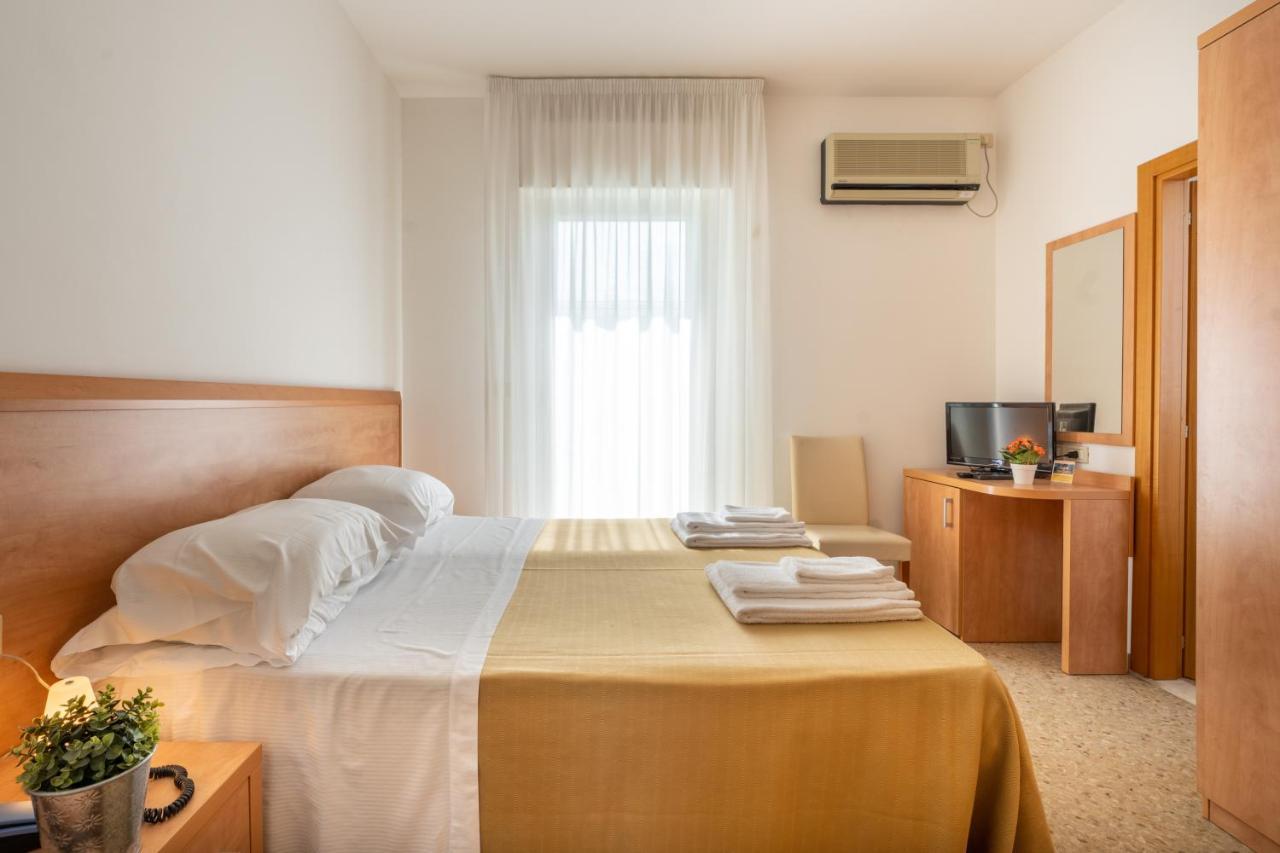 Hotel La Pineta Пинето Екстериор снимка