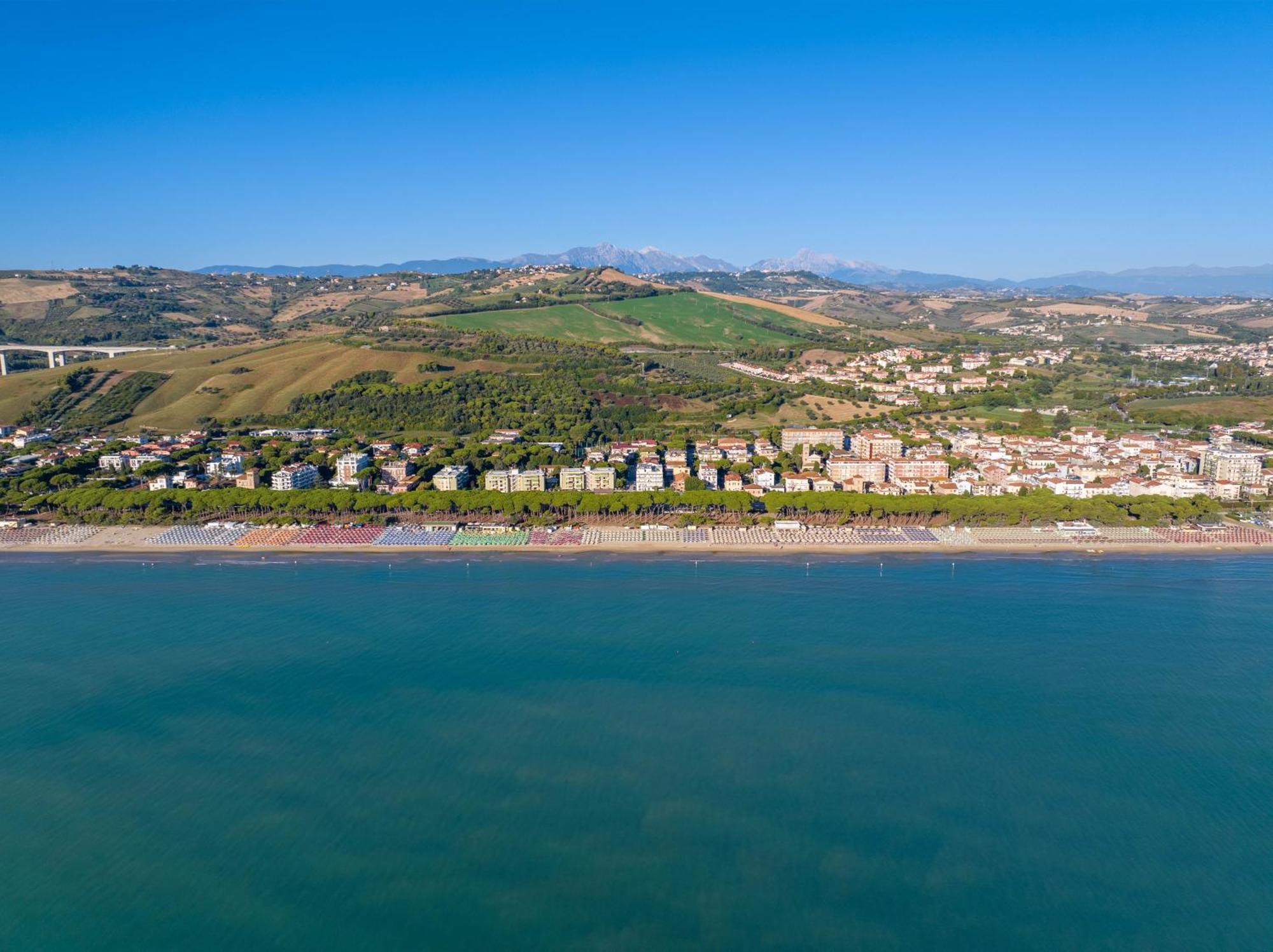 Hotel La Pineta Пинето Екстериор снимка